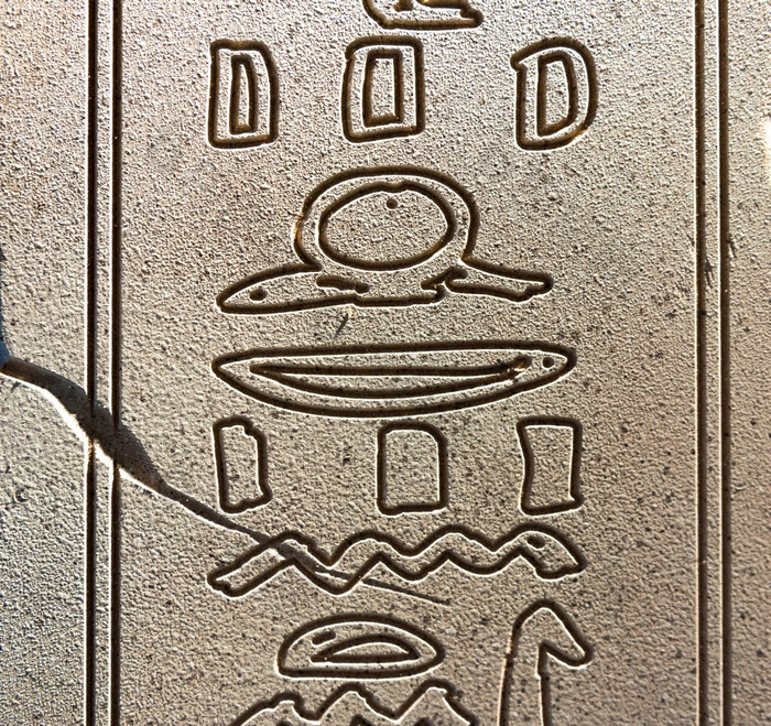 关闭埃及象形文字雕刻成石头平板电脑